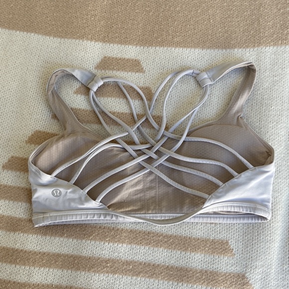 Lululemon white sports bra size 8 - Picture 2 of 2